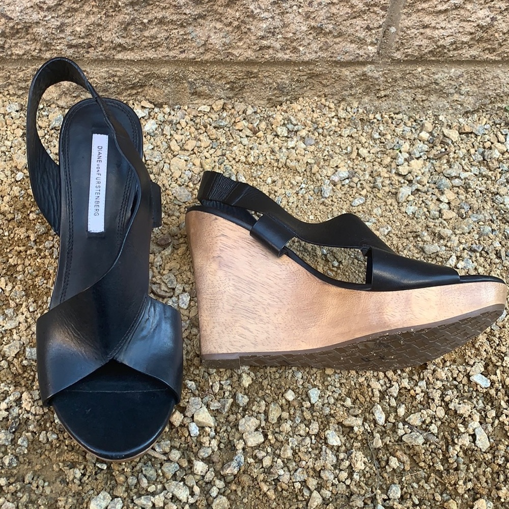 Diane Von Furstenberg black leather/wood hereled wedge sz 9